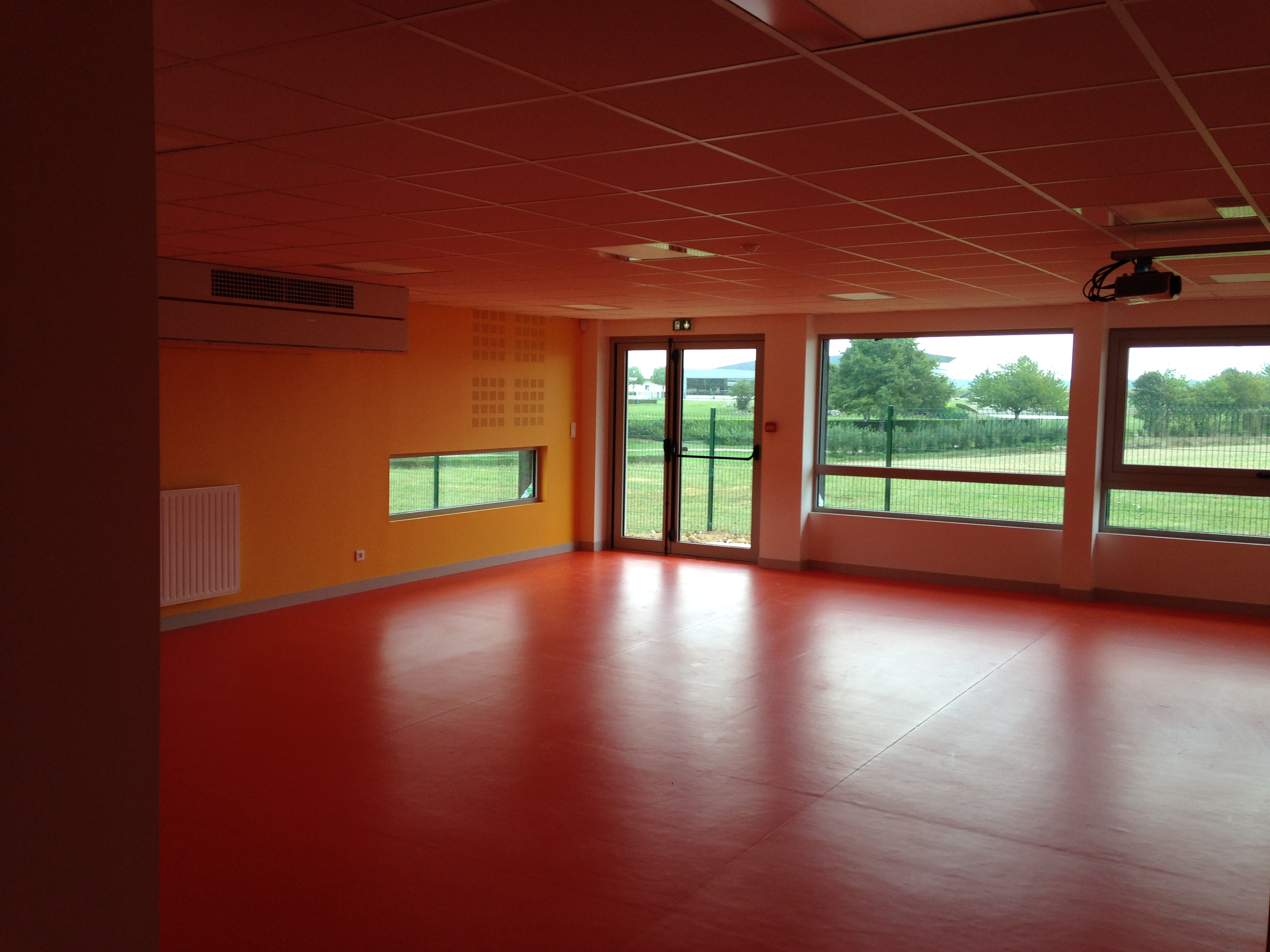 Ecole de Dampierre en Burly (45) - Réalisée en Containers.